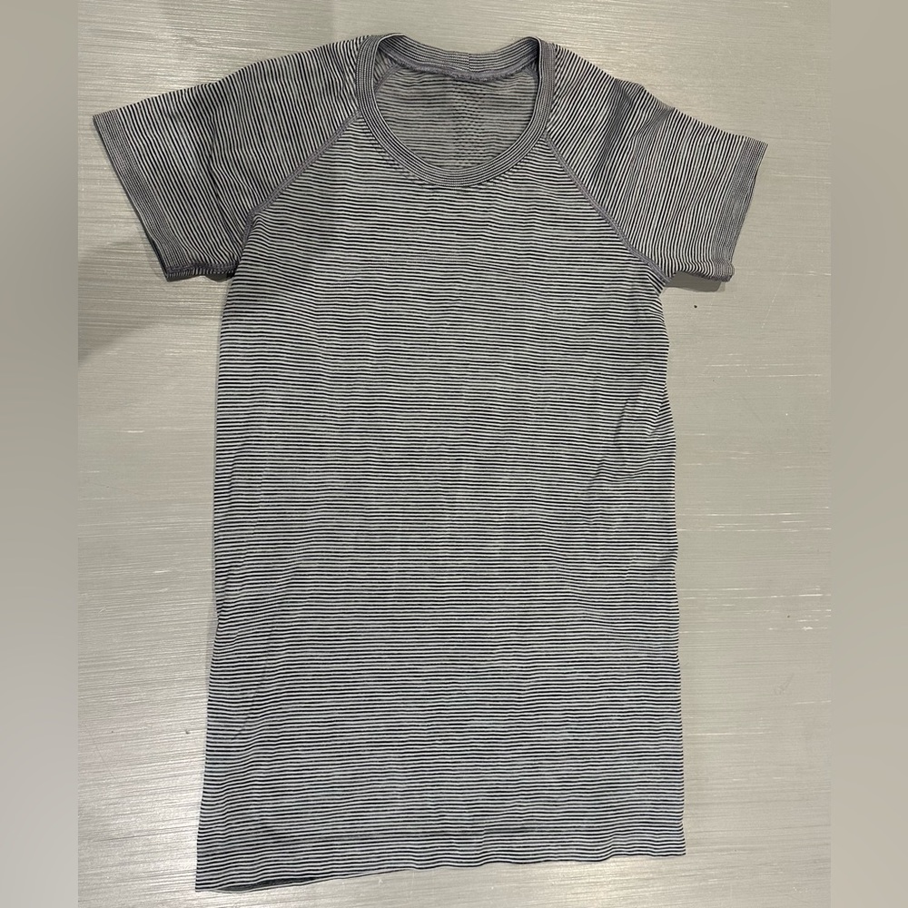 Lululemon-Black and White Striped Swiftly Tech Short Sleeve - Size 6-VGUC
